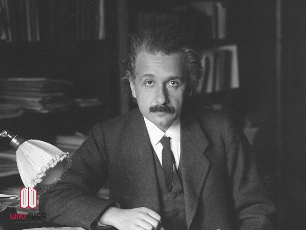 اينشتاين في مكتبه بجامعة برلين عام 1920