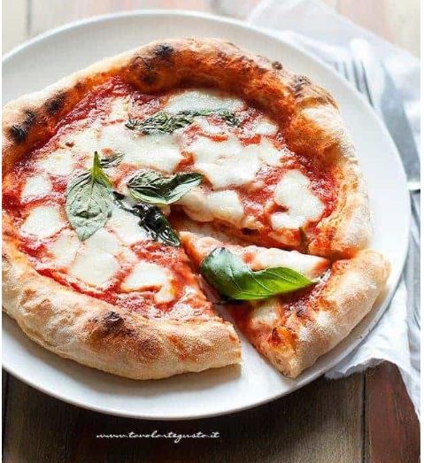 تقدم البيتزا بعد تحضيرها طريقة وسهلة الهضم ولذيذة 