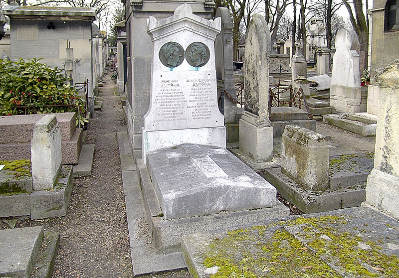 مقبرة أندريه ماري أمبير وابنه جان جاك في مونمارتر في باريس