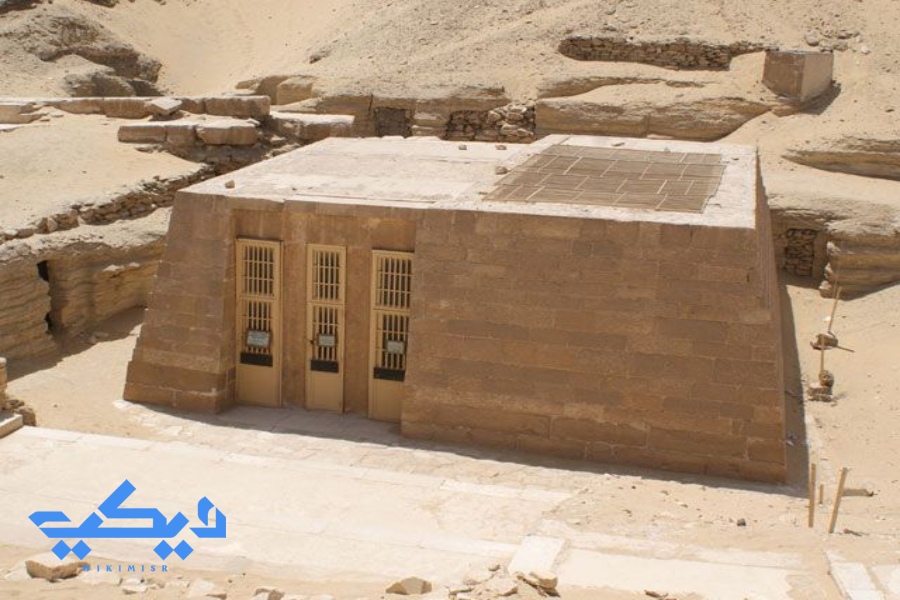 الجزء العلوى فوق الأرض من المقابر المصرية للزيارة على شكل مصطبة.