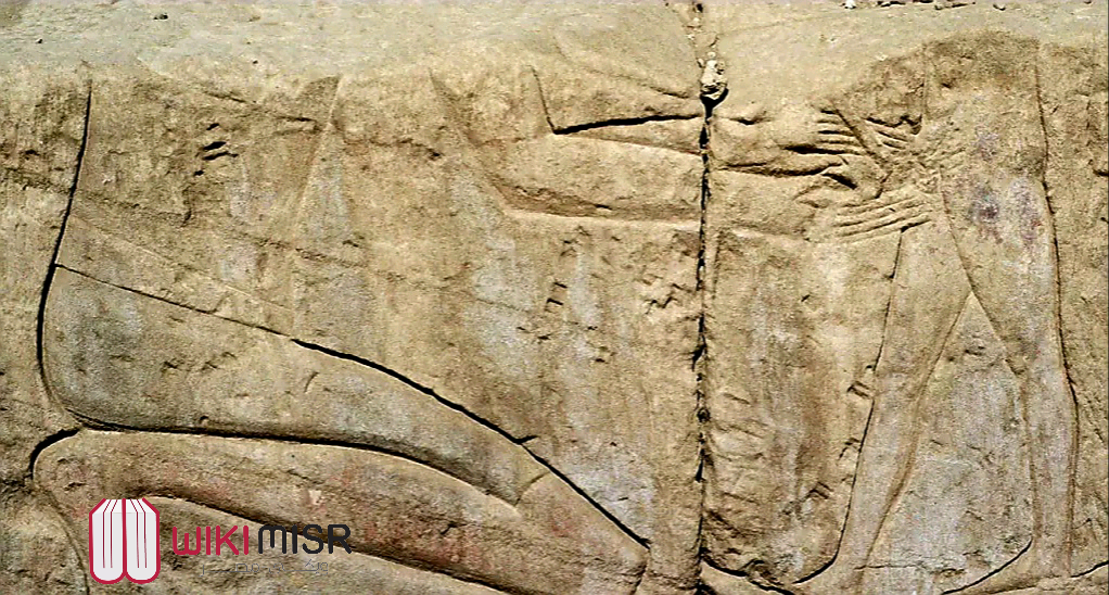 منظر للختان الذكورى من معبد الكرنك يعود لحوالى 1360 ق.م
