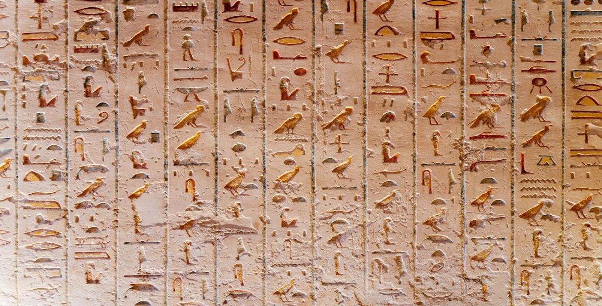 لماذا لا يتحدث المصريون الحاليون لغة المصريين القدماء؟ وقصة تحوّل مصر إلى اللغة العربية
