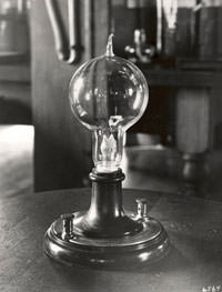 أول مصباح في التاريخ