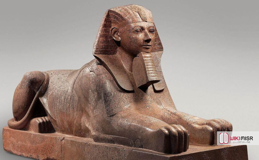 تمثال أبو الهول المصغر ولديه لحية مستعارة موجود في متحف متروبوليتان للفنون - نيويورك 