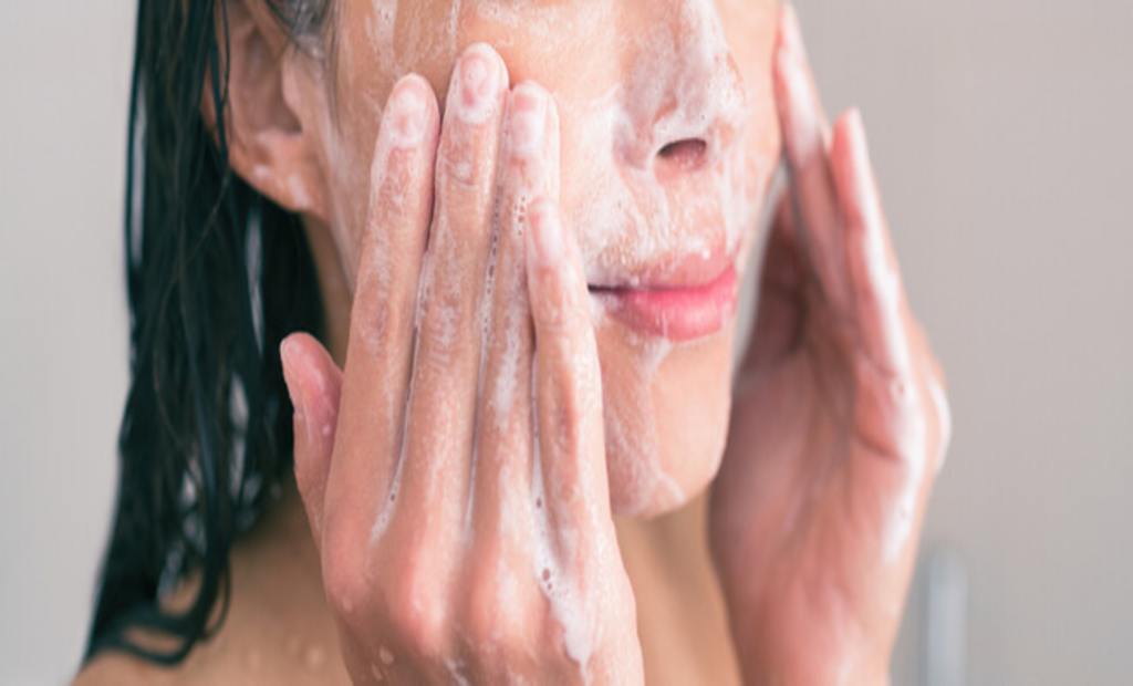 تنظيف الوجه باستخدام الغسول المناسب 