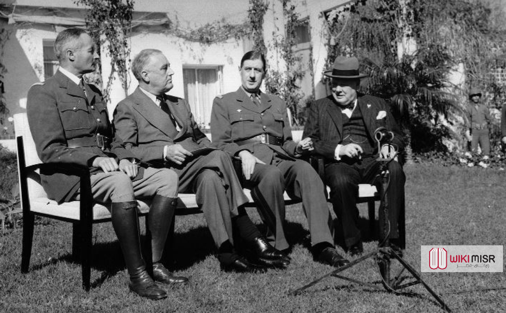 من اليسار الجنرال هنري جيرو والرئيس الأمريكي فرانكلين دي روزفلت والجنرال الفرنسي شارل ديجول ورئيس ال
