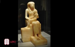 الملك "ببى الثانى" مع أمه الملكة "عنخ اس ان ببى"