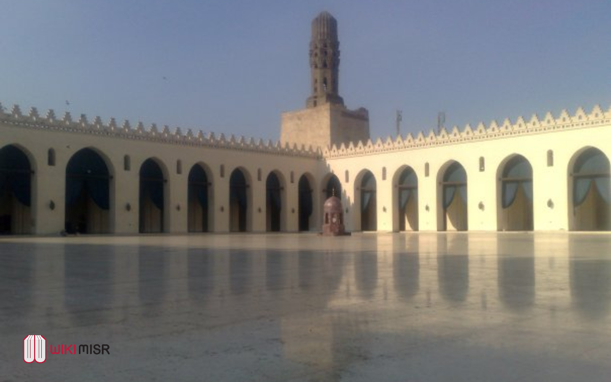 باحة الجامع الأنور مسجد الحاكم بأمر الله في شارع المعز
