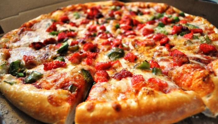 عجينة العشر دقائق للبيتزا السريعة – وصفتين مختلفتين