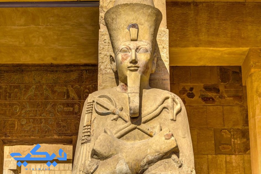 تمثال بحتشبسوت من معبد الدير البحرى.