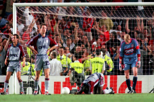 صدمة لاعبي بايرن ميونيخ عقب خسارة لقب دوري أبطال أوربا في الثوان الأخيرة أمام مانشستر يونايتد عام 1999