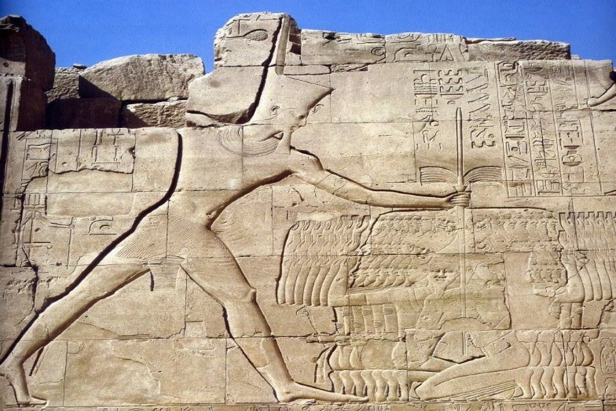 هل دفن ملوك مصر الخدم معهم وهم على قيد الحياة؟