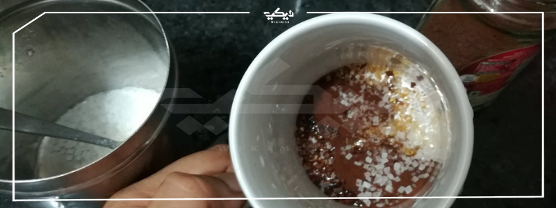 طريقة عمل رغوة النسكافيه - الخطوة الأولى اضافة السكر مع القهوة 