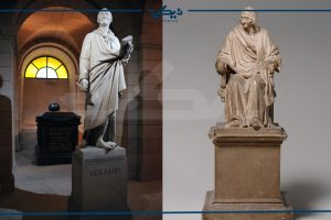 تمثالان لفولتير على اليمين واليسار