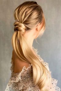 تسريحات شعر ذيل الحصان المنخفضة