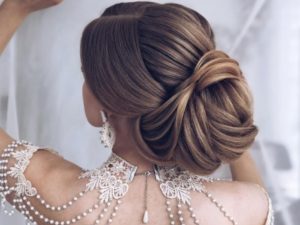 تسريحات شعر مرفوع طويلة منسدلة للخلف