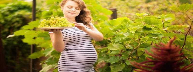 فوائد تناول العنب للحامل والجنين وآثاره السلبية