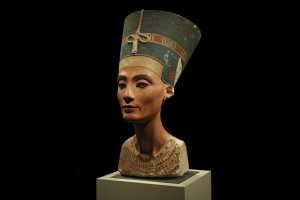 من هى الملكة نفرتيتي أجمل نساء العالم القديم؟