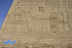 رمسيس الثالث يصرع الأعداء أمام الإله آمون, معبد هابو.