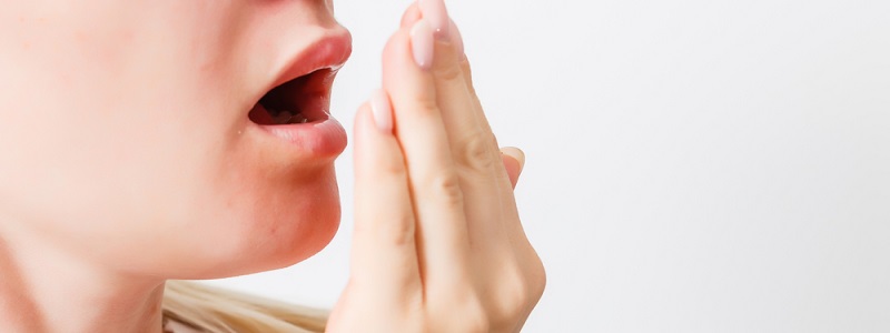 أسباب رائحة الفم الكريهة والوقاية منها لعلاقة مع زوجتك أحسن