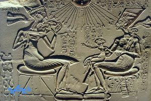 نفرتيتي وإخناتون وبناتهما