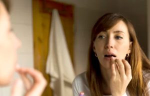 7 نصائح لأطباء الأمراض الجلدية لعلاج الشفاه الجافة والمتشققة