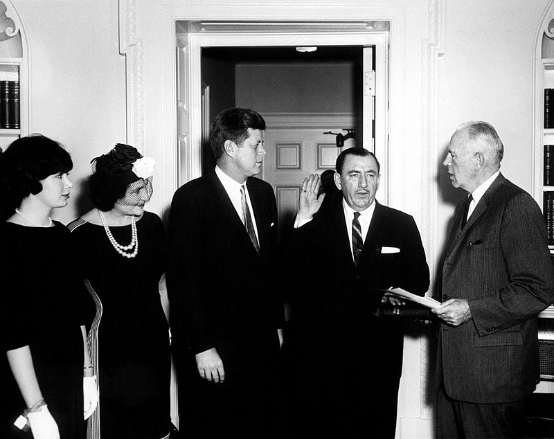 بيلوسي ووالدتها والرئيس جون كينيدي يشاهدان والدها يؤدي اليمين كعضو في مجلس إعادة التفاوض  1961.