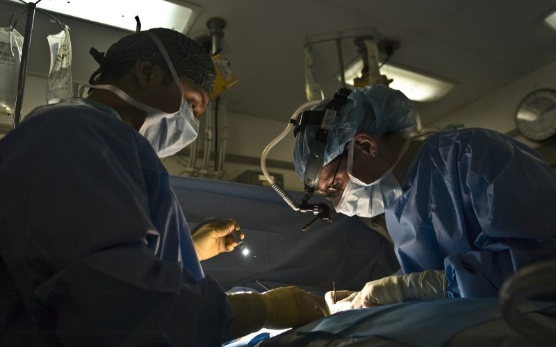 هل يمكن علاج الناسور المعقد بدون عملية جراحية؟