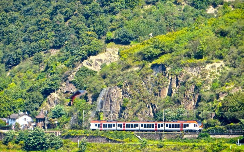 روعة الطبيعة فى تجربة القطارات السياحية أفضل رحلات القطارات المناظر الطبيعية