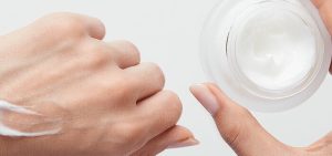 أفضل كريم مقشر للوجه من الصيدلية