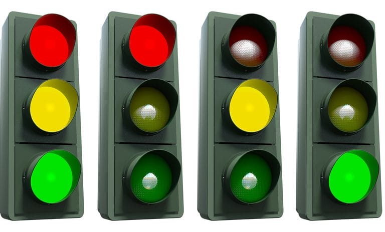 شرح ألوان إشارة المرور: دلالات وأهميتها في الطرق